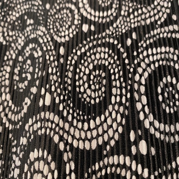 ⭐️ Jtb women’s blouse large black and white design v neck - Picture 2 of 3